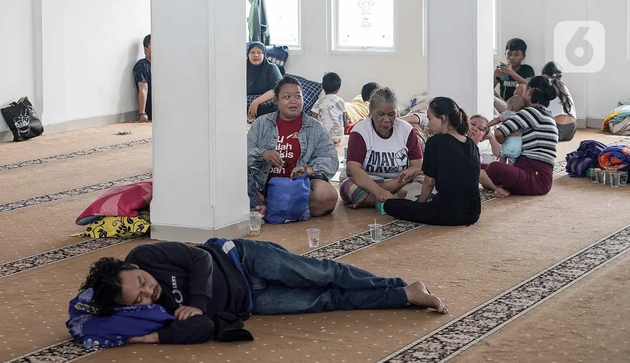 BPBD DKI Jakarta mencatat terdapat enam lokasi pengungsian, salah satunya di Masjid Al Mujahidin, Jati Padang, Pasar Minggu, Jakarta Selatan. (Liputan6.com/Herman Zakharia)
