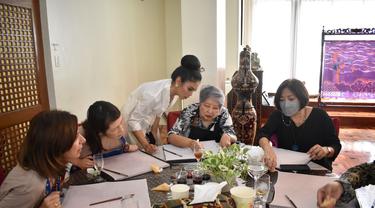Workshop Membatik Gutta Tamarind di Wisma Duta Besar KBRI Manila.
