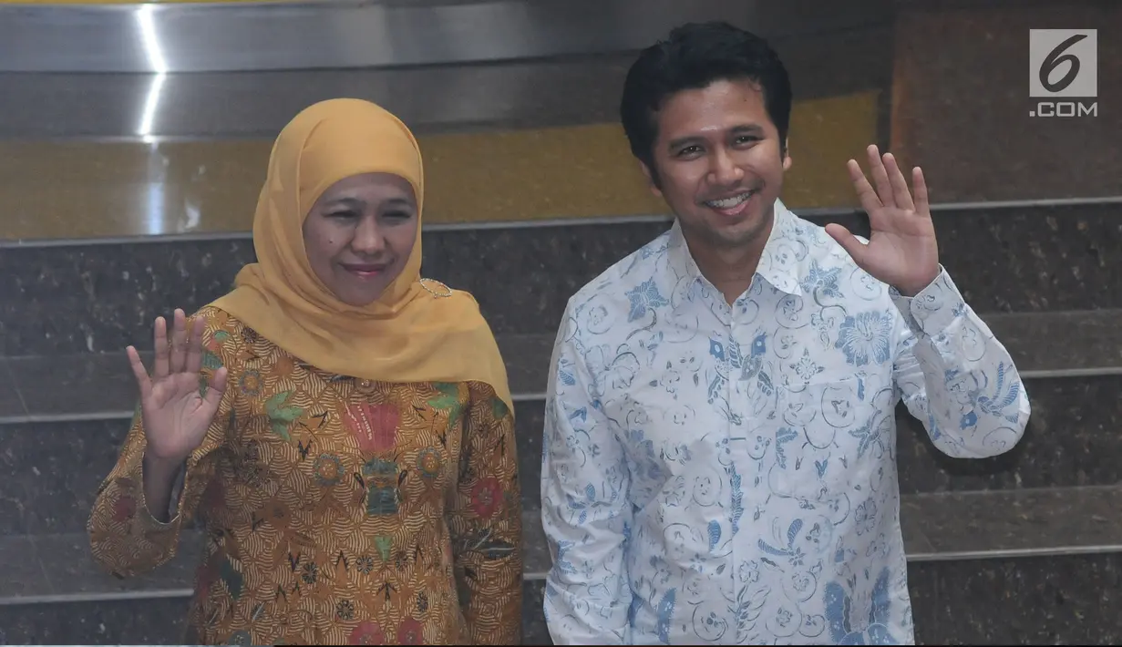 Khofifah Indar Parawansa (kiri) bersama Emil Elistyanto Dardak melambaikan tangan usai menerima surat rekomendasi Cagub dan Cawagub Jawa Timur pada Pilkada 2018 dari Partai Golkar di Jakarta, Rabu (22/11). (Liputan6.com/Helmi Fithriansyah)
