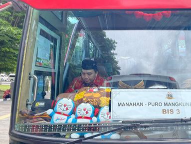 Armada bus mengantar para tamu undangan resepsi pernikahan putra bungsu Presiden Jokowi, Kaesang Pangarep dan Erina Gudono di Stadion Manahan, Solo, Jawa Tengah, Minggu (11/12/2022). Bus-bus berukuran tanggung digunakan untuk menjemput para tamu yang turun di Benteng Vastenburg dan Stadion Manahan Solo. (Liputan6.com/Herman Zakharia)