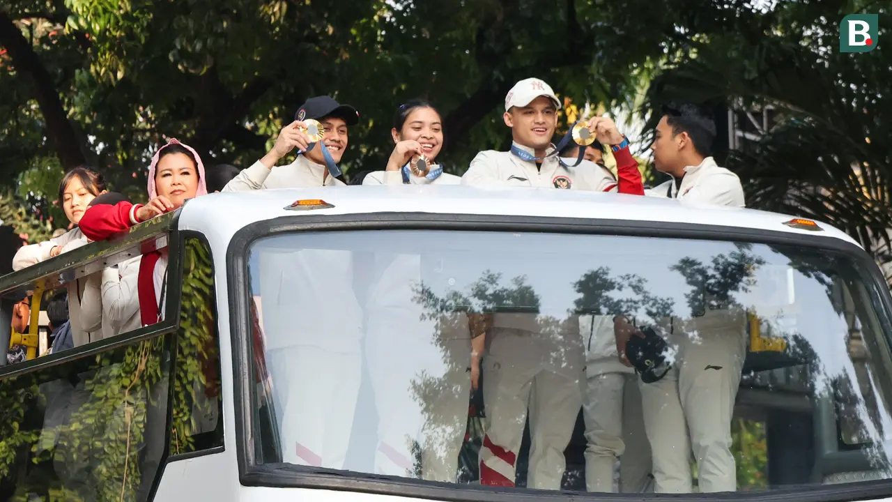 Foto: Melihat Pawai Emas Olimpiade Paris 2024, Veddriq Leonardo dan Rizki Juniansyah Naiki Bus Tingkat Terbuka Menuju Istana Negara