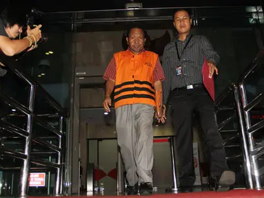 Tersangka korupsi Kepala Dinas Pertambangan dan Energi Pemerintah Provinsi Papua, Jannes Johan Karubaba meninggalkan Gedung KPK usai menjalani pemeriksaan, Jakarta, Rabu (11/3/2015). (Liputan6.com/Helmi Afandi)