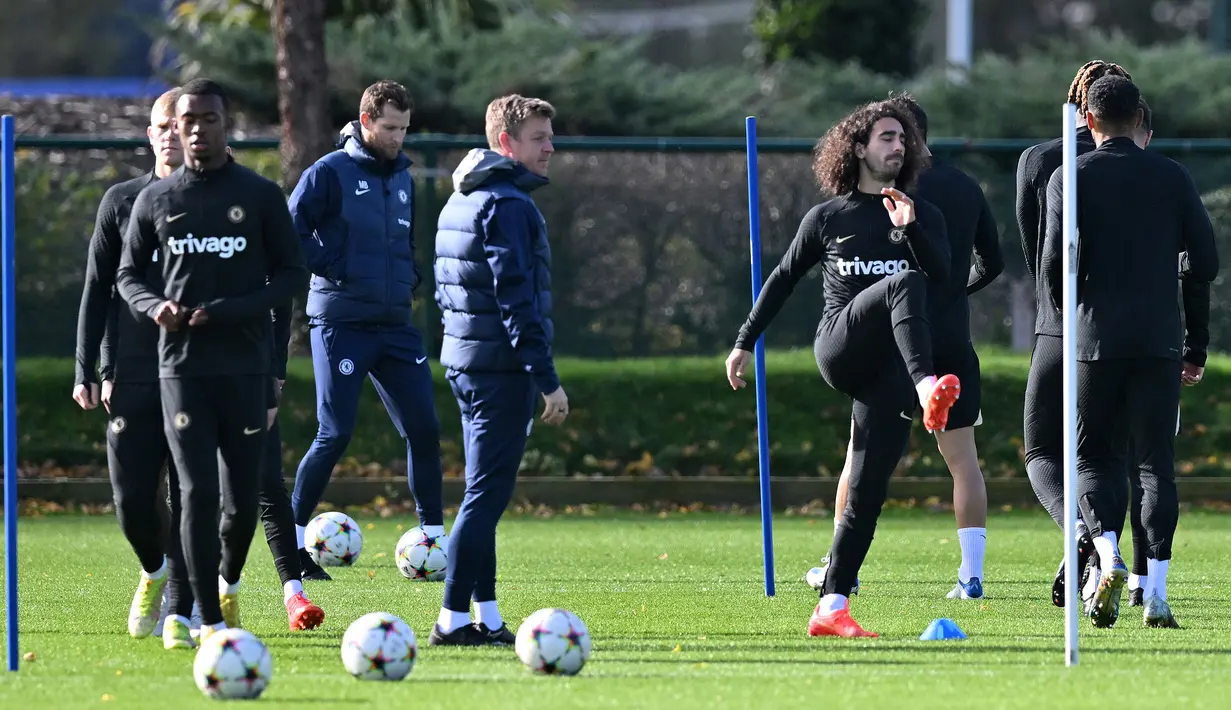 Para pemain Chelsea menjalani latihan di Cobham, Stoke D'Abernon, Inggris, 1 November 2022. Chelsea akan menghadapi Dinamo Zagreb pada pertandingan sepak bola Grup E Liga Champions. (Glyn KIRK/AFP)