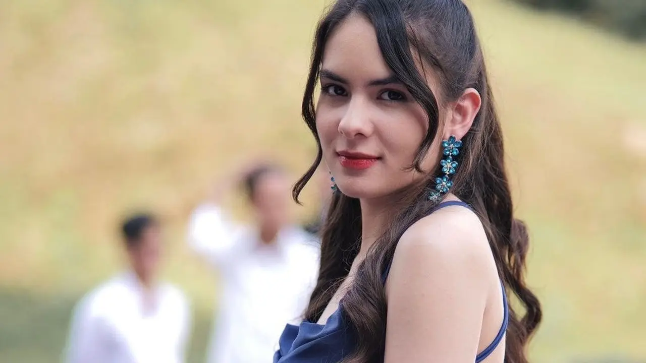 Outfit Steffi Zamora saat Mengenakan Pakaian Tanpa Lengan