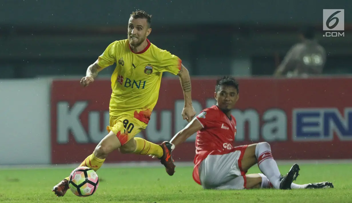 Penyerang Bhayangkara FC, Paulo Sergio M Goncalves (kiri) melewati adangan pemain Persija, Maman Abdurrahman pada laga penutup Liga 1 Indonesia di Stadion Patriot Candrabhaga, Bekasi, Minggu (12/11). Persija unggul 2-1. (Liputan6.com/Helmi Fithriansyah)