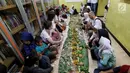 Sejumlah anak yatim, kaum dhuafa bersama lima WNA menikmati makanan nasi liwet sambil lesehan di Rumah Amalia, Ciledug, Kota Tangerang, Sabtu (3/3). Lima WNA itu tergabung dalam komunitas couchsurfing Indonesia. (Liputan6.com/Fery Pradolo)
