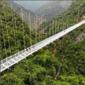Vietnam Resmikan Jembatan Kaca Terpanjang di Dunia, Bisa Menampung Beban 450 Orang.&nbsp; foto: Instagram @suckstobebroke