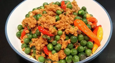 Sambal Oncom khas Sunda yang disajikan dalam mangkuk kecil, dengan tekstur oncom yang halus berpadu bumbu pedas dan gurih