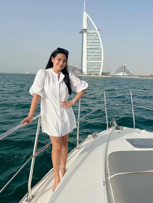 Tampil stylish dan anti ribet dengan shirt dress berwarna putih. [@titi_kamall]