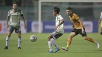 Pemain Persib Bandung, Robi Darwis (tengah) menguasai bola dibayangi pemain Bhayangkara FC, Adam Ahmad Najem dalam laga pekan pertama BRI Liga 1 2022/2023 antara Bhayangkara FC melawan Persib Bandung di Stadion Wibawa Mukti, Cikarang, Minggu (24/7/2022). (Bola.com/Ikhwan Yanuar)
