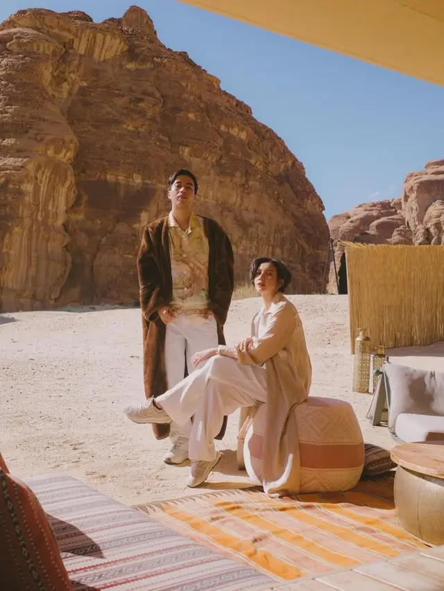 Vidi Aldiano dan Sheila Dara Honeymoon di Al Ula