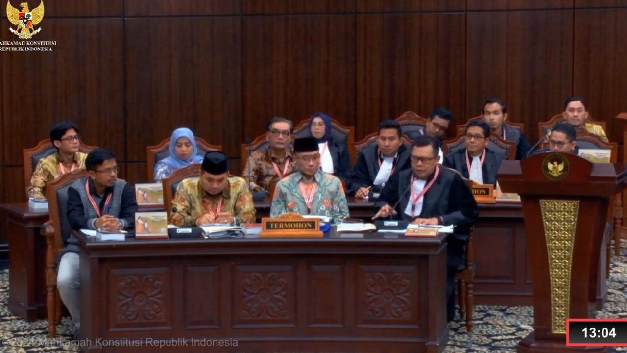Maka dari itu, menurut Hifdzil, dalil pemohon yang menuding KPU RI lemah dalam hal independensi terbantahkan.<br>