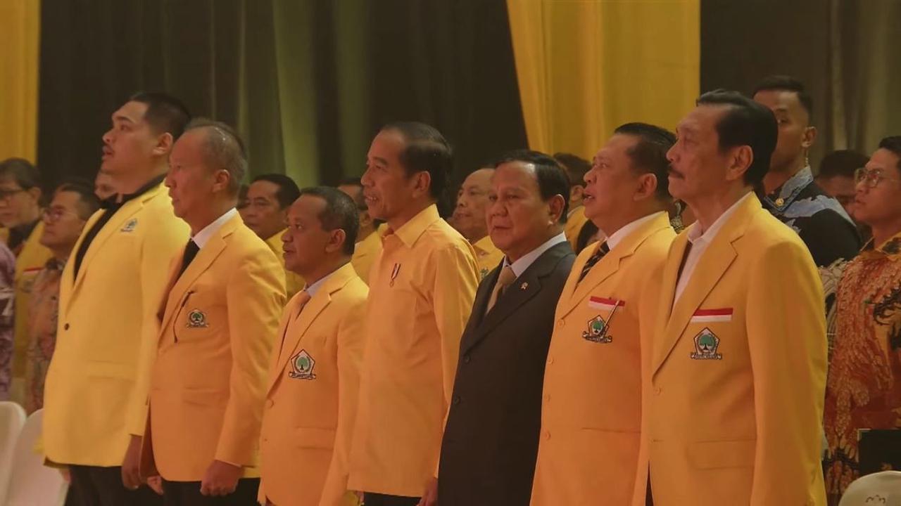 FOTO: Gaya Jokowi Berkemeja Kuning Saat Hadiri Penutupan Munas Golkar, Kedatangannya Disambut Antusias