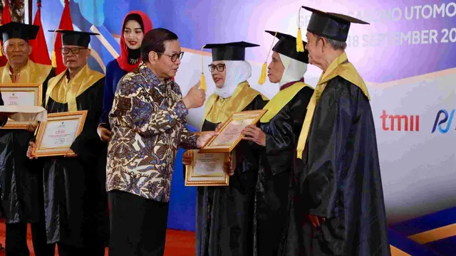Kisah Wisudawan Sekolah Lansia
