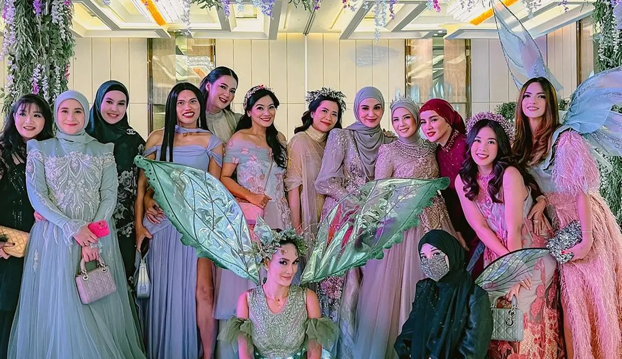 Duduk di posisi paling depan bersama Zaskia Sungkar saat sesi foto bareng Geng Cendol, Luna Maya bikin pangling karena menjelma sebagai Tinker Bell. Totalitas dari busana, makeup, hingga atribut, Luna banjir pujian. Meski rata-rata usianya anggota Geng Cendol sudah menginjak usia 30 – 40 tahun, namun tak dipungkiri jika pesona sederet anggota Geng Cendol tidak luntur. (Liputan6.com/IG/@tya_ariestya)