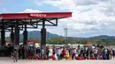 Orang-orang harus mengantre berjam-jam untuk mendapatkan bensin. (Sean Rayford/Getty Images North America/Getty Images via AFP)