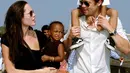 “Brad baru saja menghabiskan waktu bersama anak-anaknya meski hanya beberapa saat,” ucap juru bicara Pitt dilansir Hollywodlife.com (6/10) tanpa ada komentar lebih lanjut. . (AFP/Bintang.com)