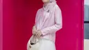 Adelia Pasha pilih rok tutu sebagai padanan untuk kemeja satin berwarna pinknya [Barbie x Ayu Lestari]