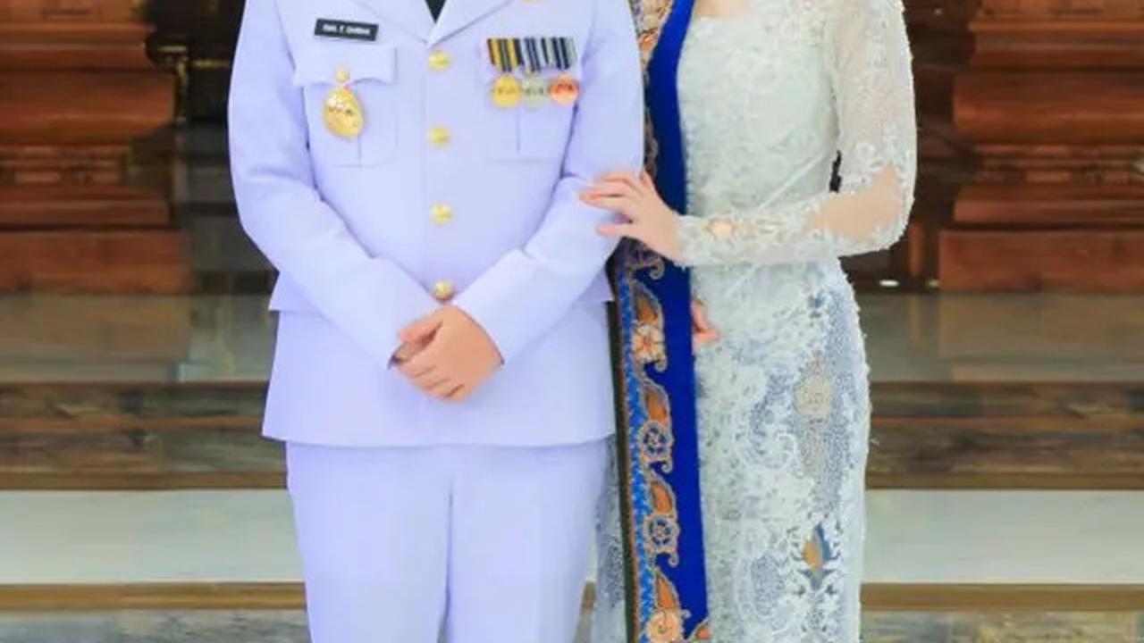 6 Outfit Ibu Pejabat ala Arumi Bachsin yang Penuh Wibawa, dari Batik Kekinian hingga Kebaya Elegan