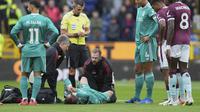 Gelandang&nbsp;Liverpool Alexis Mac Allister tumbang usai mendapat tekel keras di laga lawan&nbsp;Burnley di Turf Moor di pekan keempat Liga Inggris 2025/2026, Minggu (14/09/2025). (AP Photo/Jon Super)