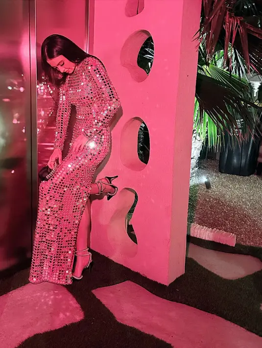 Dengan outfit super mencolok, Raline Shah memilih makeup yang lebih tone down dengan rambut digerai [@ralineshah]