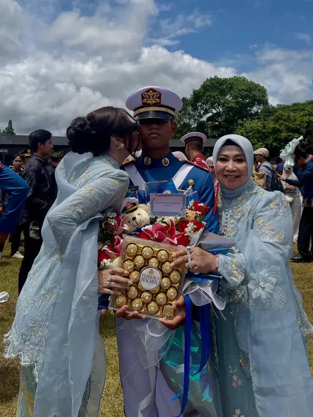 Potret Dewi Perssik dengan Kebaya Brokat Biru Muda