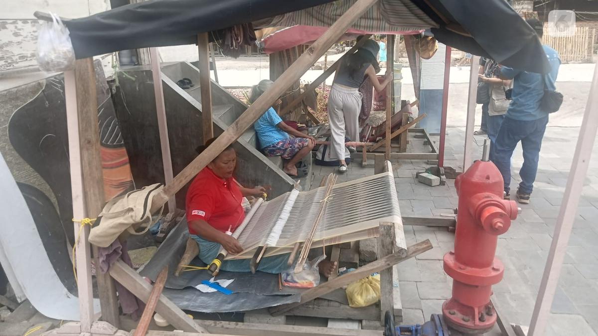 Perajin Tenun Ulos Batak Ungkap Alasan Perempuan Lebih Cocok Jadi Penenun