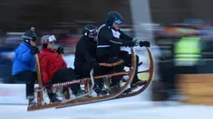 Peserta melayang di udara saat mengikuti lomba kereta luncur tanduk tradisional di Desa Bavaria, Garmisch-Partenkirchen, Jerman (6/1). Lomba yang dikenal Schnablerrennen tersebut digelar setiap tahun pada saat musim dingin. (Angelika Warmuth/dpa via AP)