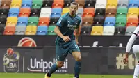 Striker AC Milan Zlatan Ibrahimovic dalam laga melawan Udinese dalam lanjutan Liga Italia di Stadion Dacia Arena, Minggu (1/11/2020). (Andrea Bressanutti/LaPresse via AP)