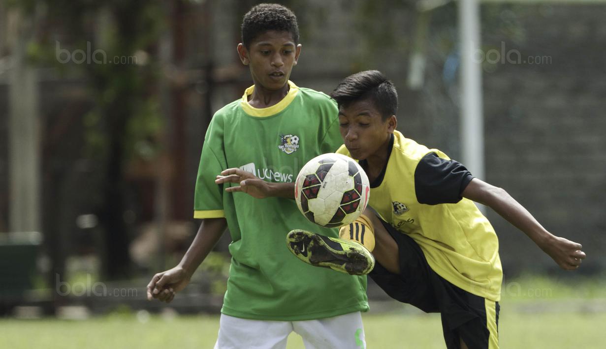 Pemain SSB Tulehu Putra berebut bola dengan pemain SSB Maehanu pada laga final Liga Remaja UC News di Lapangan Masariku Yonif 733, Ambon, Kamis (30/11/2017). SSB Maehanu menang 1-0 atas SSB Tulehu putra. (Bola.com/Peksi Cahyo)