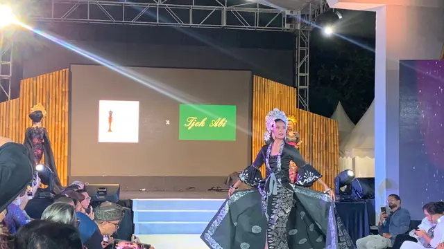Desainer Poppy Dharsono menggelar fashion show bertajuk "The Magnificent Garut" dalam salah satu main event G20 yang digagas oleh Kemenkop UKM yakni SMEs Future Village pada Minggu (13/11/2022).(Liputan6/Benedikta Miranti)