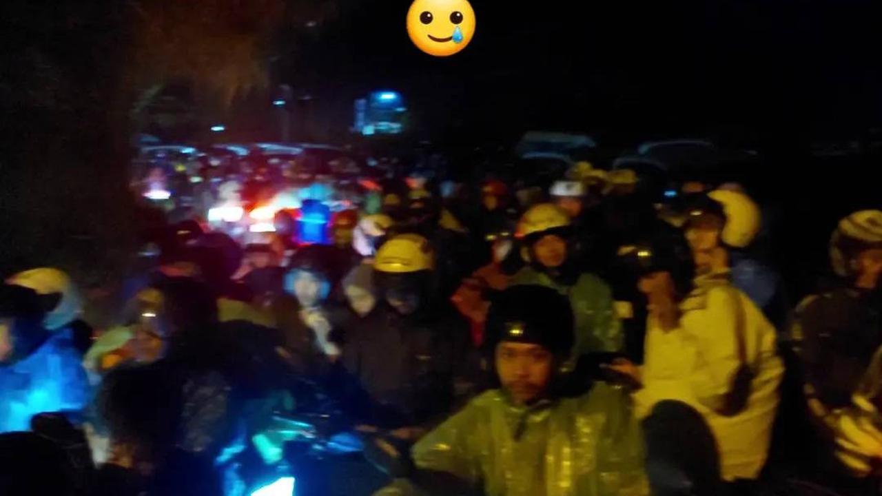 Terjebak Macet Selama 17 Jam, Kisah Wanita yang Lakukan Perjalanan ke Puncak Ini Curi Perhatian