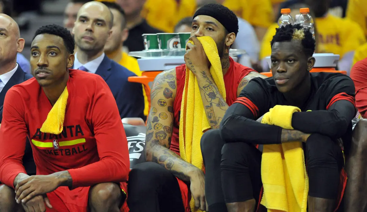 Ekspresi kesedihan para pemain Atlanta Hawks saat kalah dari Cleveland Cavaliers pada partai kedua semifinal Wilayah Timur NBA, di Quicken Loans Arena, Kamis (5/5/2016) WIB.  (Reuters/Ken Blaze-USA TODAY Sports)