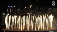 Pemandangan menakjubkan saat pesta kembang api dalam pembukaan Asian Games 2018 di Stadion Utama Gelora Bung Karno (SUGBK), Senayan, Jakarta, Sabtu (18/8). (Liputan6.com/JohanTallo)