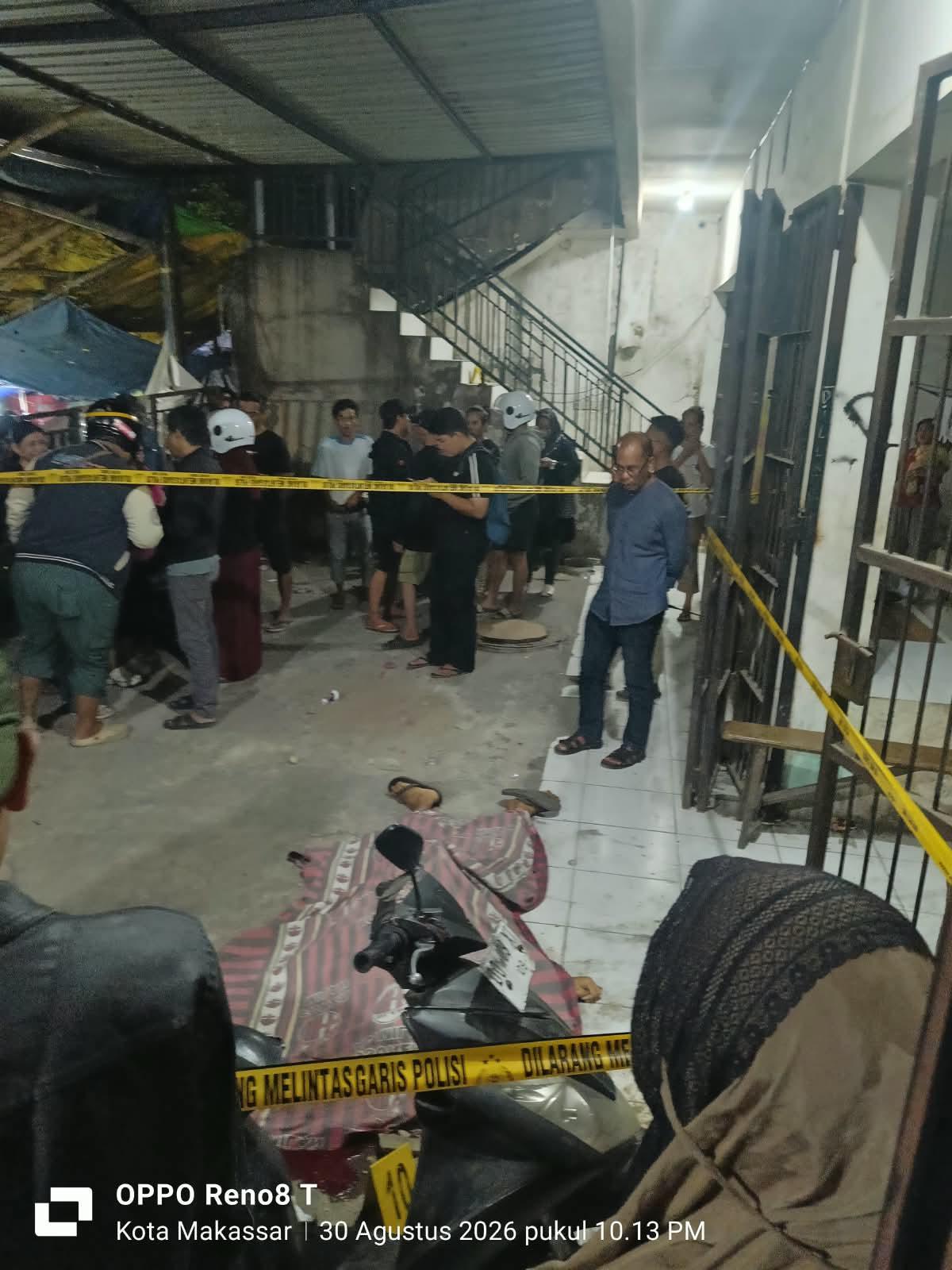 Jasad pria yang ditikam oleh temannya di parkiran indekos kawasan Pasar Terong Makassar. (Istimewa).
