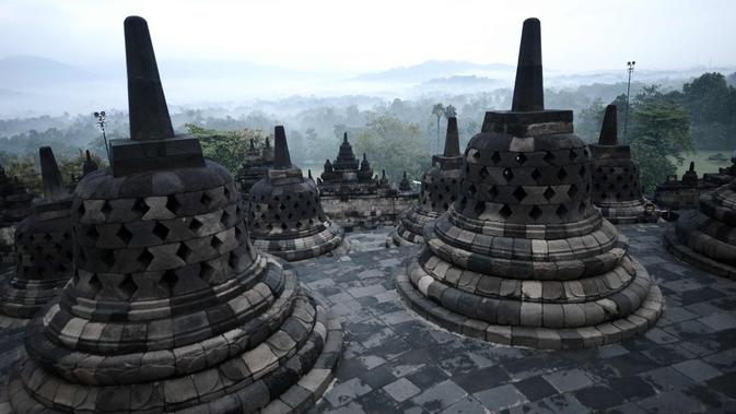 Stupa-stupa Budha terlihat di candi Borobudur di Magelang, Jawa Tengah, Indonesia 10 Mei 2016. Menurut Kepala Balai Konservasi Borobudur Marsis Sutopo untuk mengajukan arsip sebagai Memory of the World tidak bisa tunggal. (AFP Photo/Goh Chai Hin)