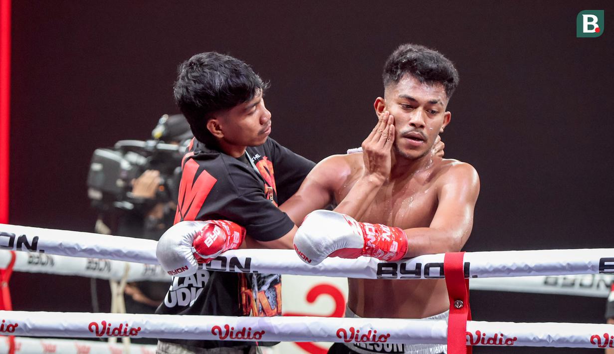 Nelson memastikan kemenangan tipis atas Dewa Aji dalam duel panas Byon Madness Vol.3 yang digelar Sabtu (28/2/2026) malam di Studio 6 Emtek, Jakarta. Setelah melalui pertarungan sengit tiga ronde dengan jual beli serangan intens sejak awal laga, Nelson dinyatakan menang lewat keputusan juri dengan skor 29-28, 28-29 dan 30-27. (Bola.com/Nur Iman Ali)