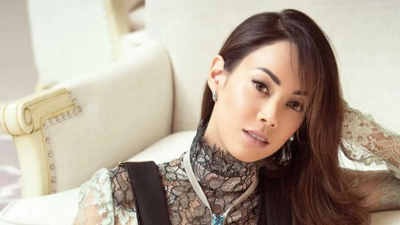 [Fimela] Putri dari Salah Satu Orang Terkaya di Malaysia Ini Memilih Berjualan Barang Bekas