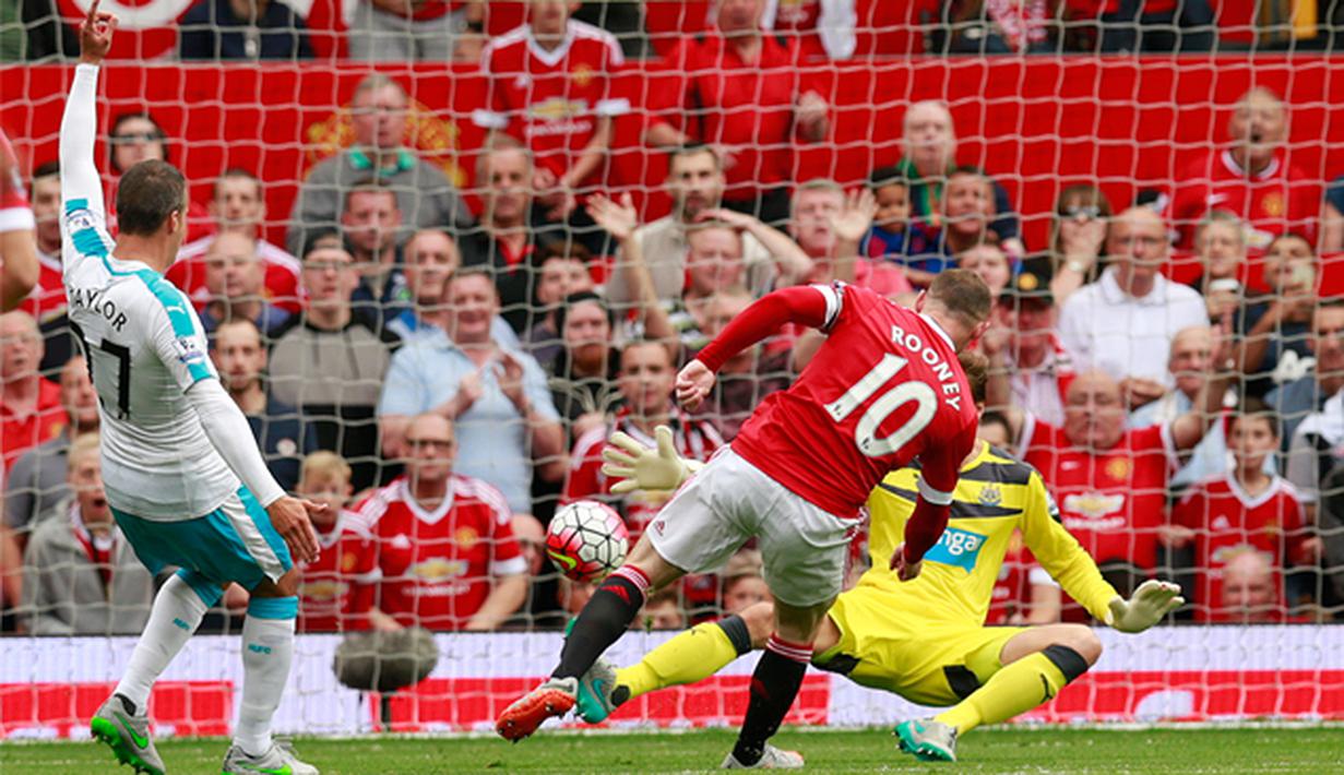 Gol dari pemain MU, Wayne Rooney dianulir wasit karena offside pada laga Liga Inggris melawan Newcastle di Stadion Old Trafford, Inggris, Sabtu (22/8/2015). Pertandingan berakhir imbang 1-1. (Action Images via Reuters/Jason Cairnduff)