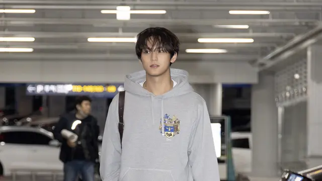 Airport Look Mingyu Seventeen yang Effortless dengan Outfit Bernuansa Netral