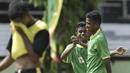 Pemain SSB Maehanu melakukan selebrasi usai membobol gawang SSB Tulehu Putra pada laga final Liga Remaja UC News di Lapangan Masariku Yonif 733, Ambon, Kamis (30/11/2017). SSB Maehanu menang 1-0 atas SSB Tulehu putra. (Bola.com/Peksi Cahyo)