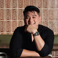 Chef Arnold menyelamati Belinda yang mengalahkan Kiki dalam grand final MasterChef Indonesia musim ke-11. Ia pakai kata pribumi kemudian direvisi. (Foto: Dok. Instagram @arnoldpo)