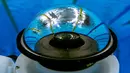 Pemandangan bawah air menunjukkan atlet yang tercermin dalam lensa kamera robot bawah air saat mereka melakukan pemanasan menjelang acara renang selama Olimpiade Tokyo 2020 di Tokyo Aquatics Center, Tokyo pada 26 Juli 2021.
(AFP/François-Xavier Marit)
