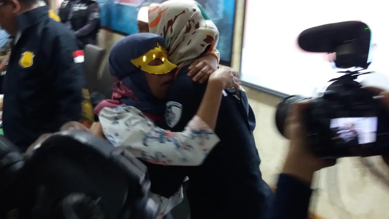 Korban perdagangan orang, ES, bertemu dengan orangtuanya di kantor Bareskrim Polri, Gambir, Jakarta Pusat pada Kamis (13/9/2018).