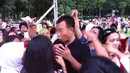 Ratusan massa langsung menyerbu oknum panitia yang melarang mereka untuk mencoblos, Victoria Park, Causeway Bay, Hongkong, Minggu (6/7/2014) (twitter.com) 