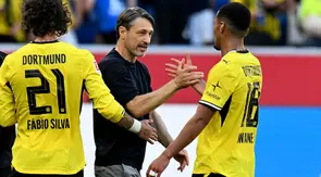 Pelatih Borussia Dortmund, Niko Kovac, menyalami pemainnya, Ethan Nwaneri, setelah bertanding melawan TSG Hoffenheim di Sinsheim, Sabtu (5/9/2026). (THOMAS KIENZLE / AFP)
