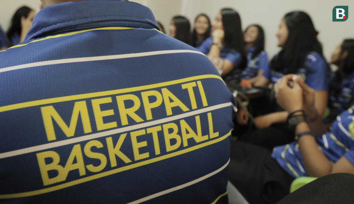 Pebasket Merpati Bali saat berkunjung ke kantor Bola.com di Gondangdia, Jakarta, Jumat (16/3/2018). Dalam kunjungan tersebut para penggawa Merpati Bali berbagi cerita tentang persiapan Srikandi Cup 2018 seri ketiga. (Bola.com/M Iqbal Ichsan)