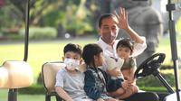 Presiden Jokowi mengunggah momen kebersamaan dengan cucunya di akun medsosnya. Dalam postingan itu, Jokowi menyampaikan terima kasih kepada semua pihak yang telah mengucapkan dan mendoakan yang baik untuk dirinya di hari ulang tahunnya ke-61. (Foto: Instagram @jokowi / Biro Pers Sekretariat Presiden)