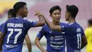 Para pemain PSIS Semarang merayakan gol ketiga ke gawang Persikabo 1973 yang dicetak bek Pratama Arhan(kanan) dalam laga matchday ke-2 Grup A Piala Menpora 2021 di Stadion Manahan, Solo, Kamis (25/3/2021). PSIS menang 3-1 atas Persikabo 1973. (Bola.com/Arief Bagus)