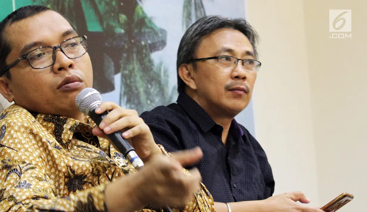Anggota Baleg DPR Fraksi PPP Achmad Baidowi (kiri) bersama mantan Kepala Humas PGI Jeirry Sumampow saat diskusi bertajuk “RUU Pesantren dan Pendidikan Keagamaan” di Kompleks Parlemen, Jakarta, Selasa (30/10). (Liputan6.com/JohanTallo)